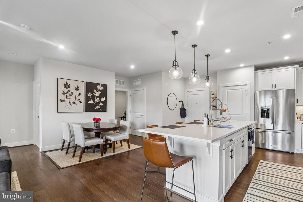 Image 8 of property listing at 3503 BELLFLOWER LN #406, Rockville, MD 20852