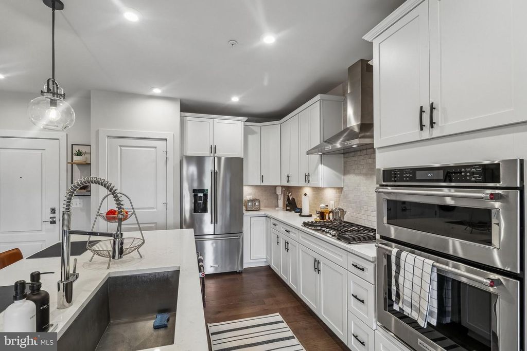 Image 9 of property listing at 3503 BELLFLOWER LN #406, Rockville, MD 20852