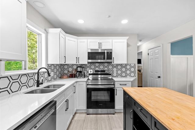 178 Tremont St, Carver, MA 02330