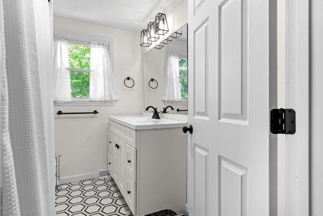 178 Tremont St, Carver, MA 02330