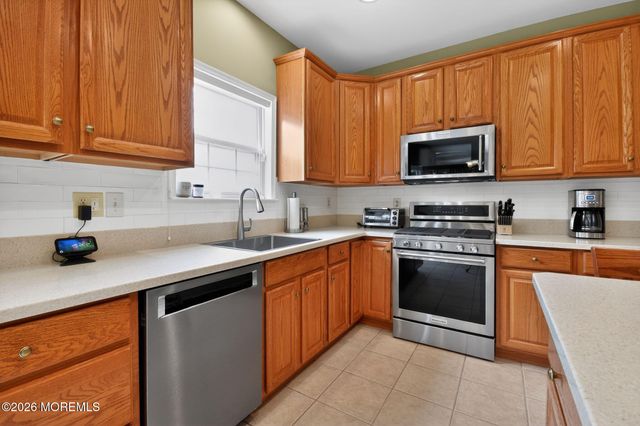 33 Samantha Circle, Matawan, NJ 07747