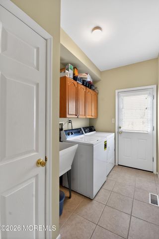 33 Samantha Circle, Matawan, NJ 07747