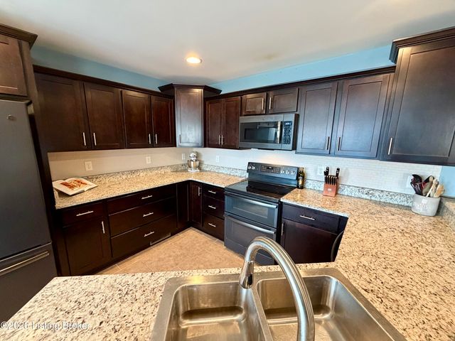 120 Lillian Ct, Shepherdsville, KY 40165