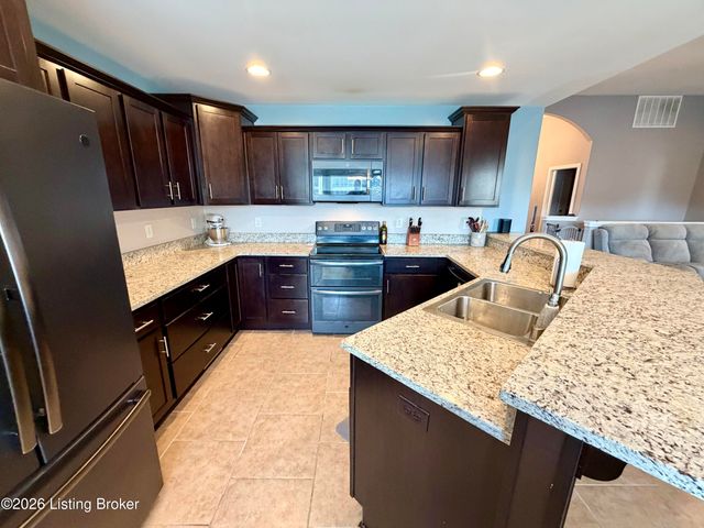 120 Lillian Ct, Shepherdsville, KY 40165