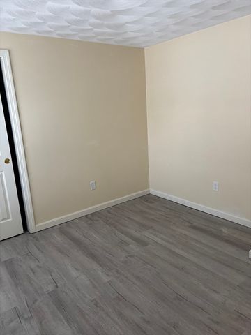 13 Navajo Rd, Worcester, MA 01606