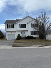 13 Navajo Rd, Worcester, MA 01606