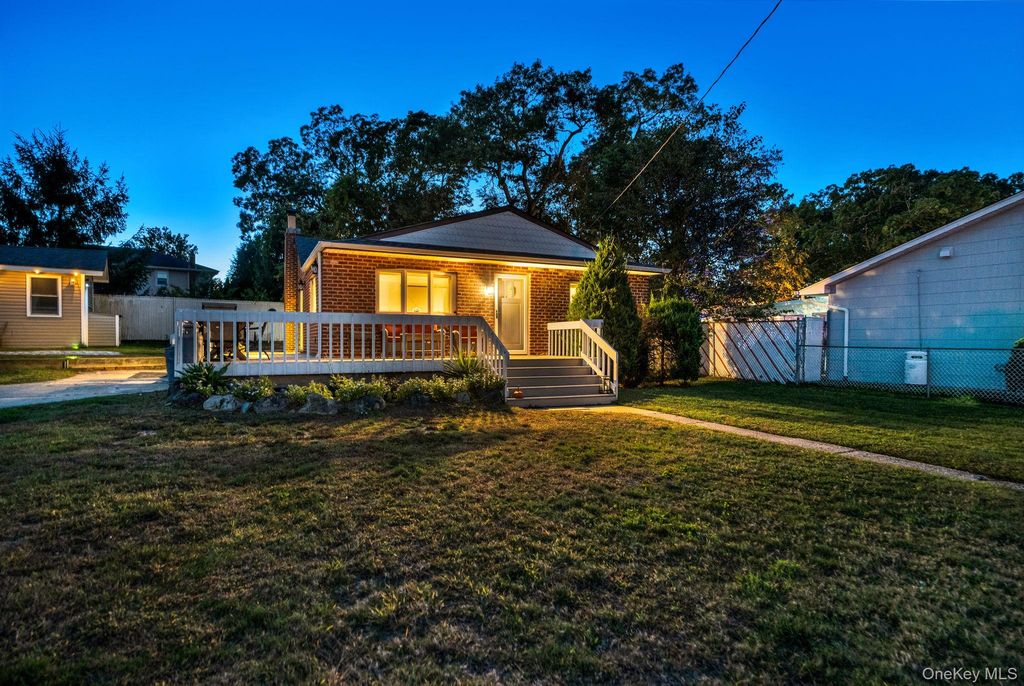 629 East Drive, Lindenhurst, NY 11757 — photo 3