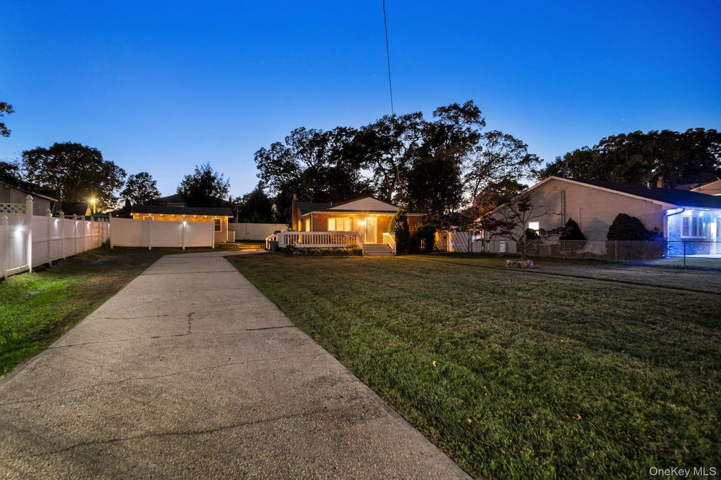 629 East Drive, Lindenhurst, NY 11757 — photo 4