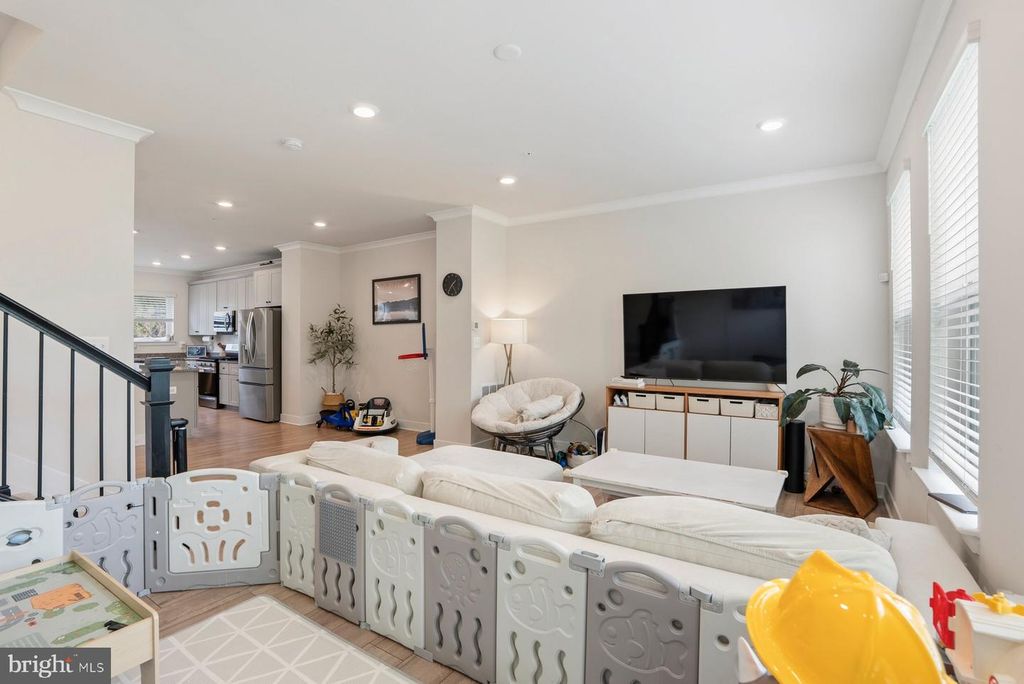 Image 10 of property listing at 4410 ROLAND HEIGHTS AVE, Baltimore, MD 21211