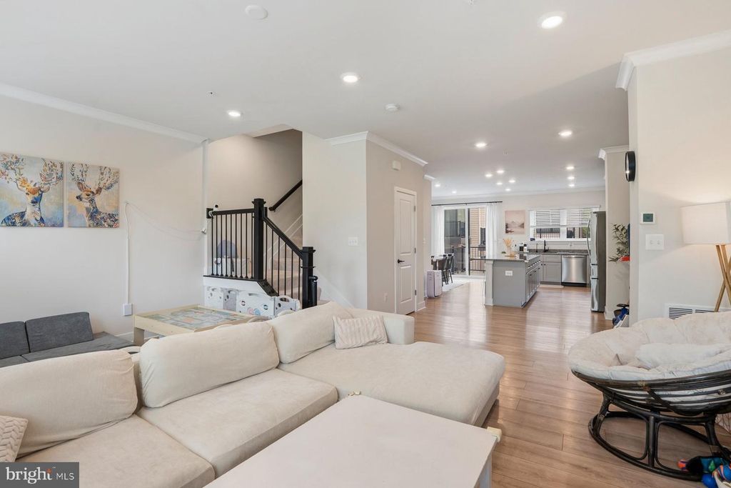 Image 11 of property listing at 4410 ROLAND HEIGHTS AVE, Baltimore, MD 21211