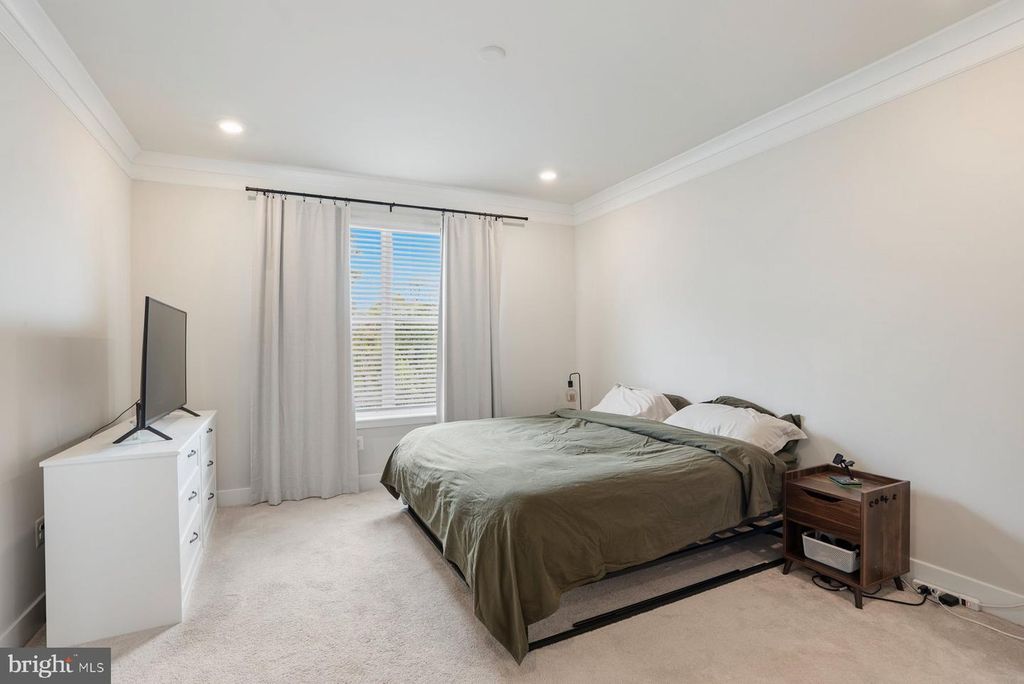 Image 12 of property listing at 4410 ROLAND HEIGHTS AVE, Baltimore, MD 21211