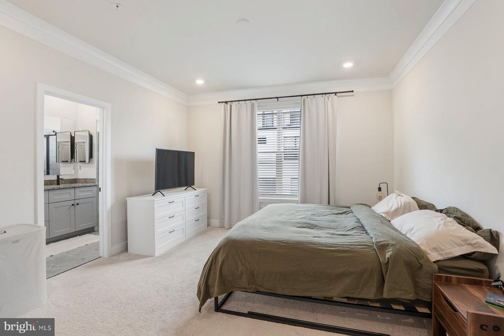 Image 13 of property listing at 4410 ROLAND HEIGHTS AVE, Baltimore, MD 21211