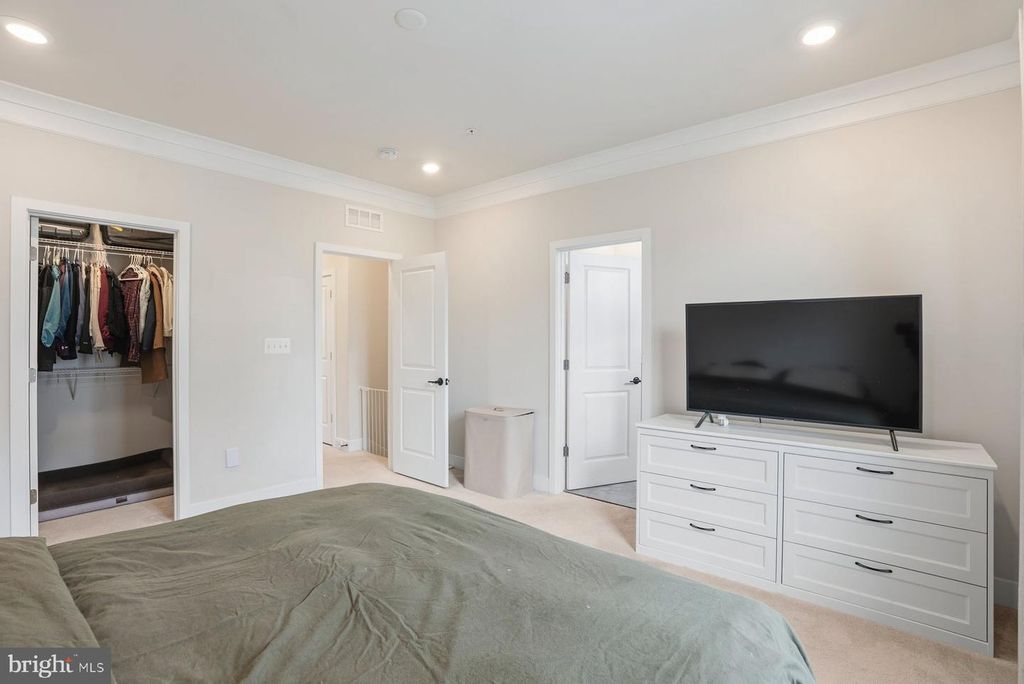 Image 14 of property listing at 4410 ROLAND HEIGHTS AVE, Baltimore, MD 21211