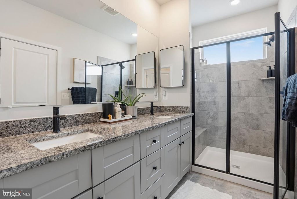 Image 15 of property listing at 4410 ROLAND HEIGHTS AVE, Baltimore, MD 21211