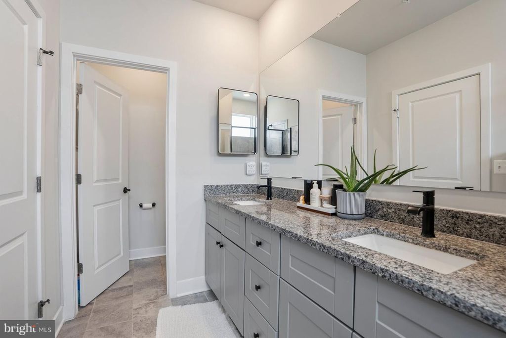 Image 16 of property listing at 4410 ROLAND HEIGHTS AVE, Baltimore, MD 21211