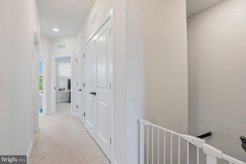 Image 17 of property listing at 4410 ROLAND HEIGHTS AVE, Baltimore, MD 21211