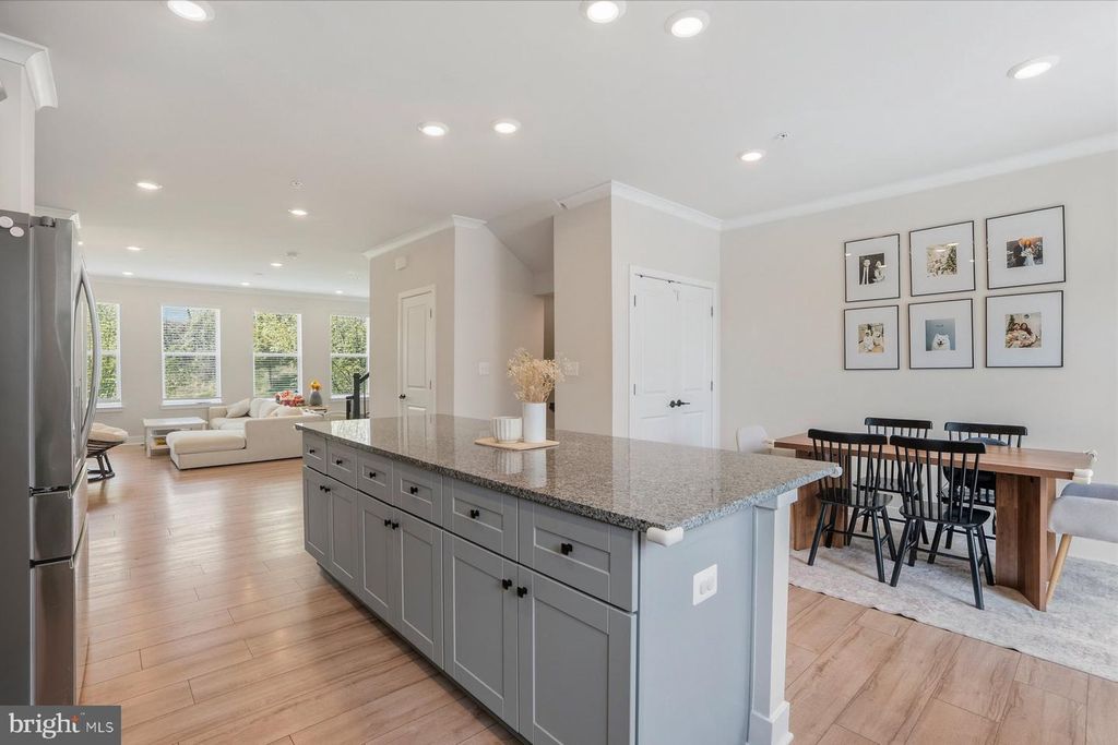 Image 3 of property listing at 4410 ROLAND HEIGHTS AVE, Baltimore, MD 21211