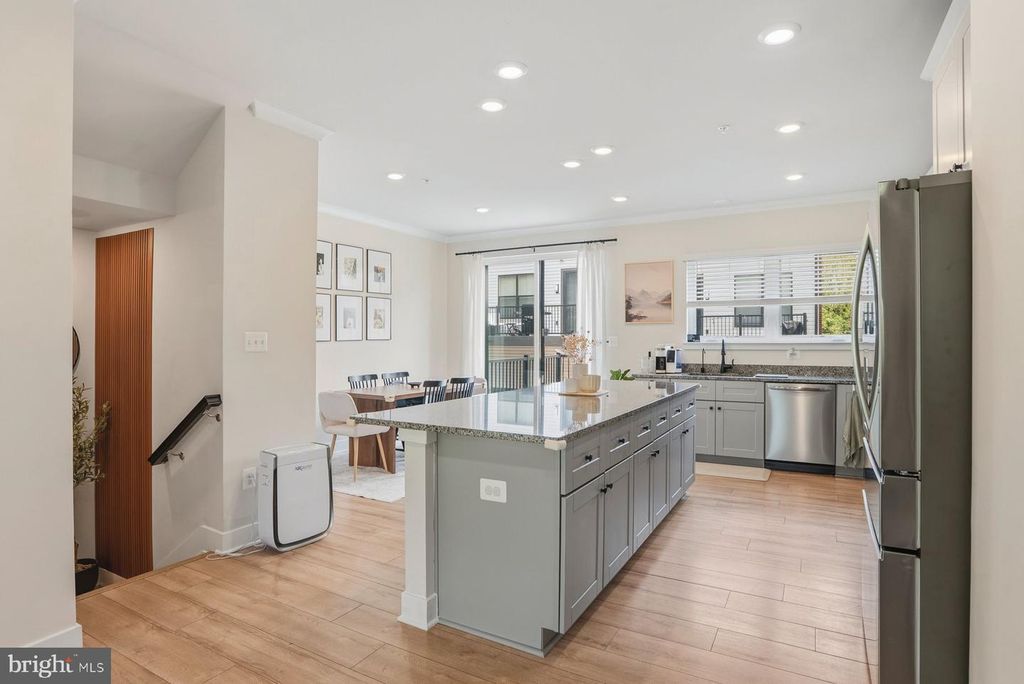 Image 4 of property listing at 4410 ROLAND HEIGHTS AVE, Baltimore, MD 21211