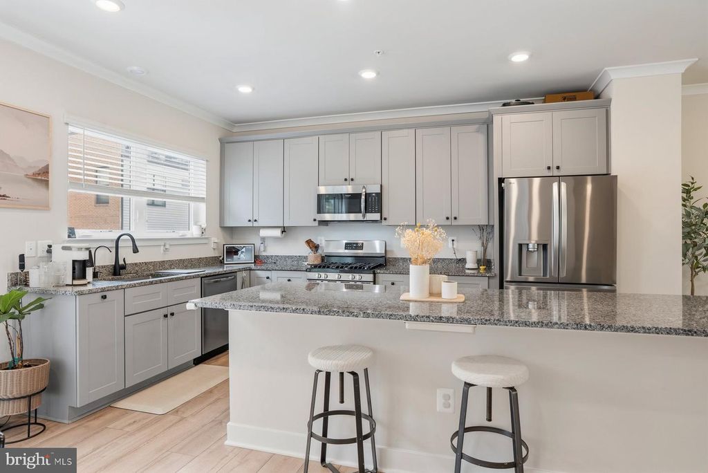 Image 5 of property listing at 4410 ROLAND HEIGHTS AVE, Baltimore, MD 21211