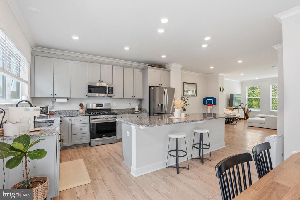 Image 6 of property listing at 4410 ROLAND HEIGHTS AVE, Baltimore, MD 21211