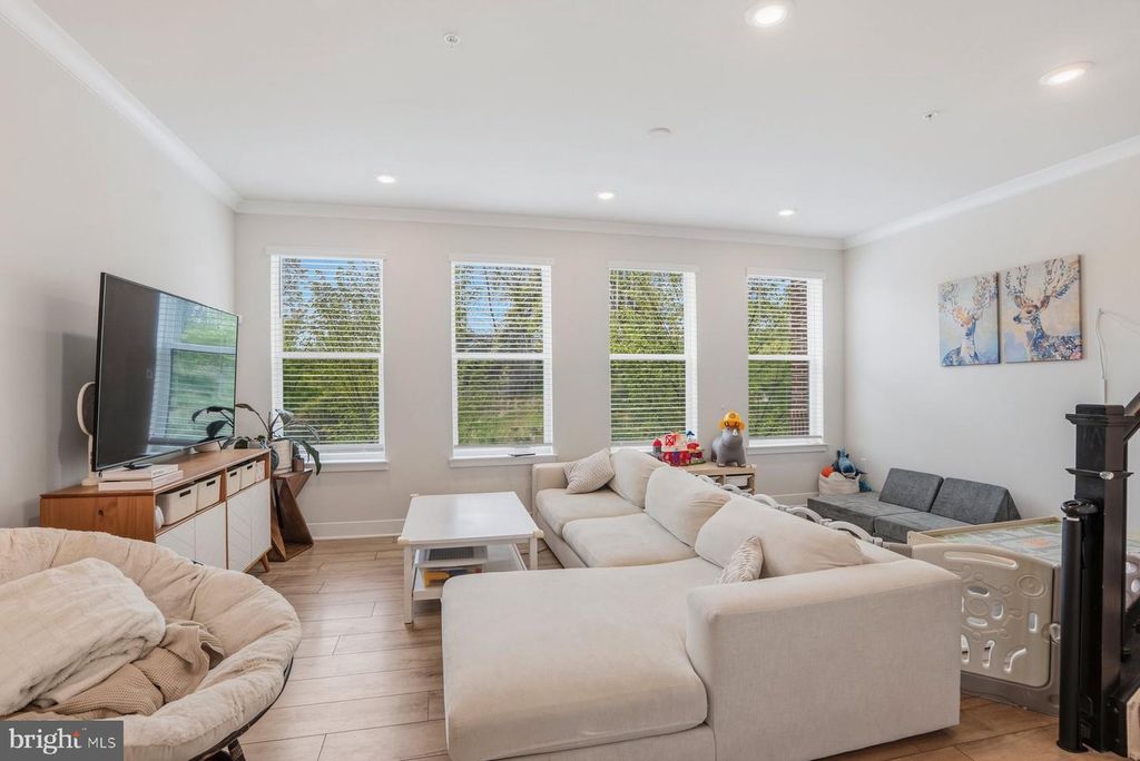 Image 9 of property listing at 4410 ROLAND HEIGHTS AVE, Baltimore, MD 21211