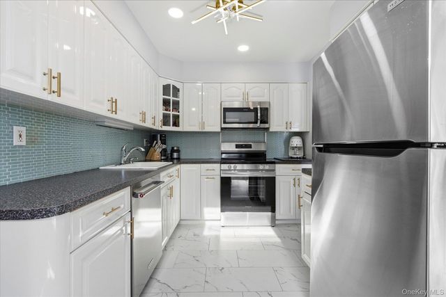 201 Poplar Court 201, Wantagh, NY 11793