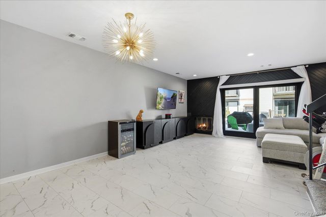 201 Poplar Court 201, Wantagh, NY 11793