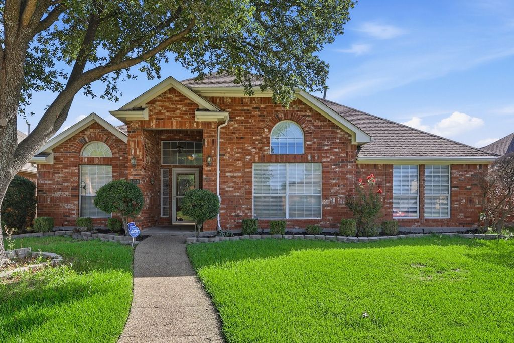 1718 Creek Valley Road, Mesquite, TX 75181