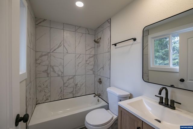 3180 Doughton St S, Salem, OR 97302