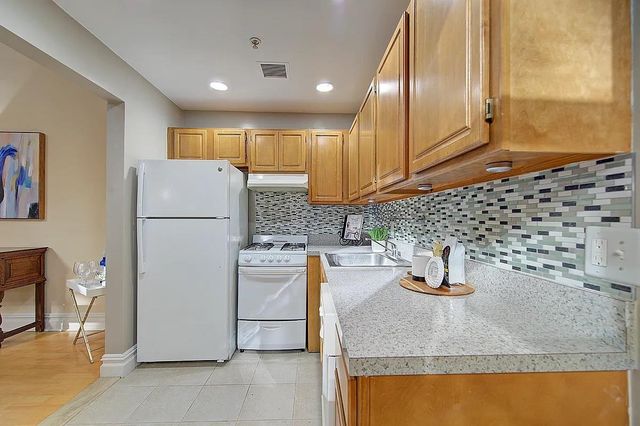 19-19 24 Avenue L102, Astoria, NY 11102