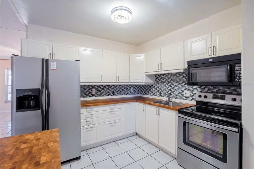 Image 11 of property listing at 806 PAPAYA DRIVE, Tampa, FL 33619