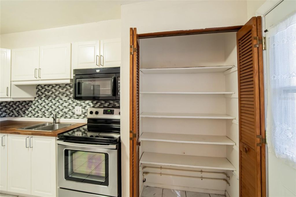 Image 13 of property listing at 806 PAPAYA DRIVE, Tampa, FL 33619