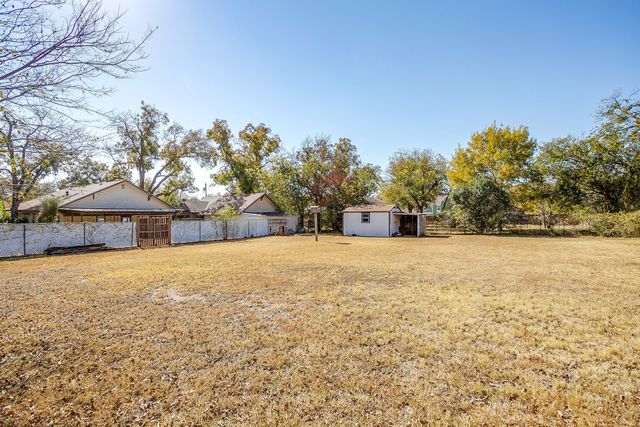 1041 W VANDERBILT Street, Stephenville, TX 76401
