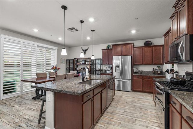 2147 Saffron Dr, Manteca, CA 95337