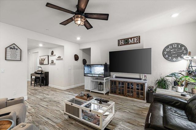 2147 Saffron Dr, Manteca, CA 95337