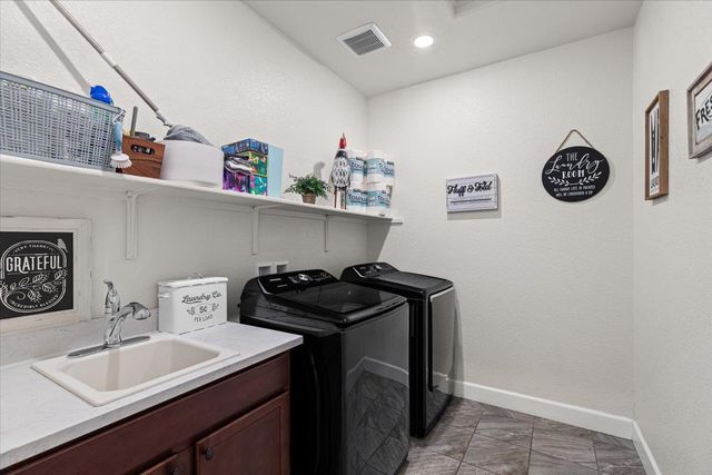 2147 Saffron Dr, Manteca, CA 95337