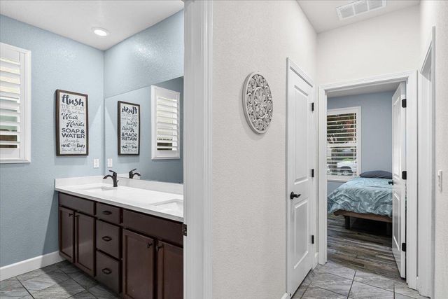 2147 Saffron Dr, Manteca, CA 95337