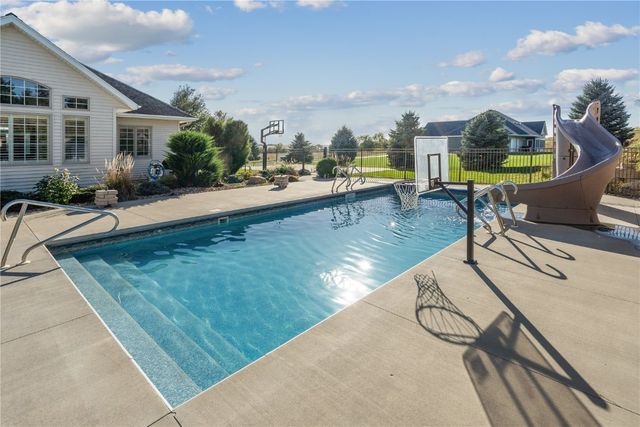 2111 W 4th Street, Vinton, IA 52349