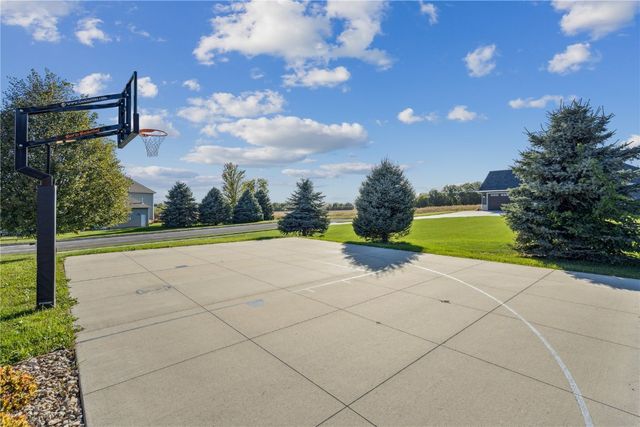 2111 W 4th Street, Vinton, IA 52349