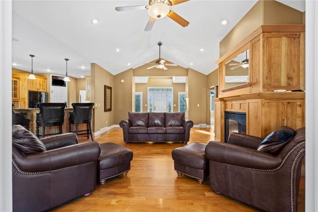 2111 W 4th Street, Vinton, IA 52349