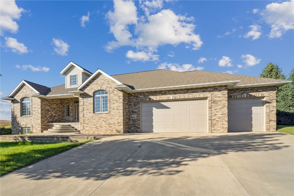 2111 W 4th Street, Vinton, IA 52349