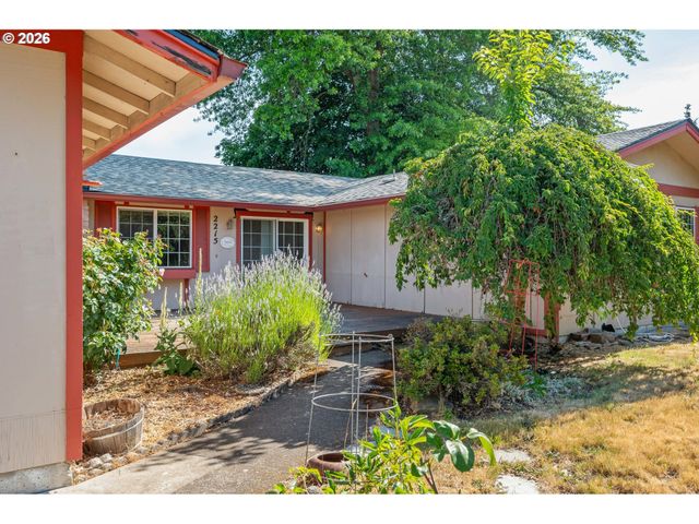 2215 PRINCETON Dr, Eugene, OR 97405