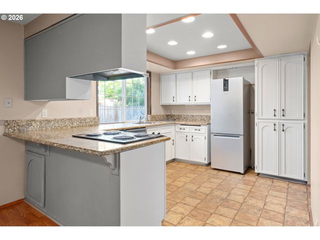 2215 PRINCETON Dr, Eugene, OR 97405