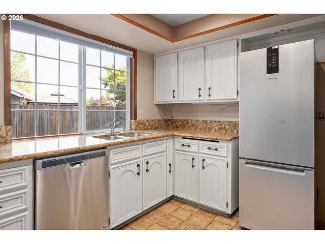 2215 PRINCETON Dr, Eugene, OR 97405
