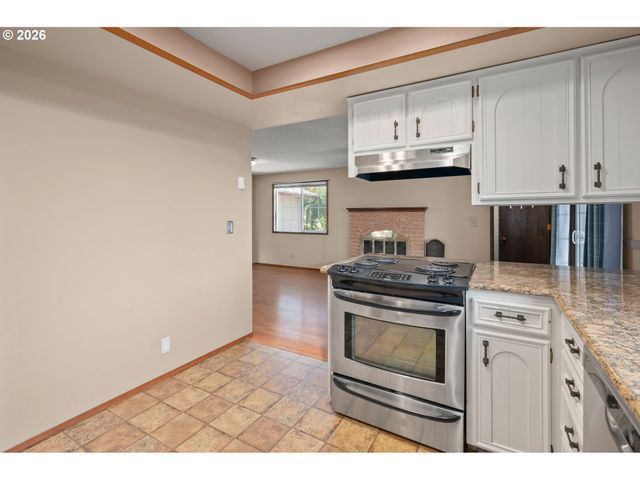 2215 PRINCETON Dr, Eugene, OR 97405