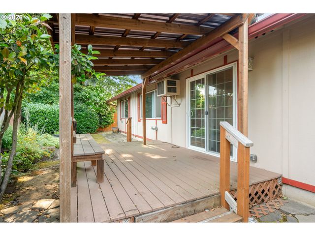 2215 PRINCETON Dr, Eugene, OR 97405