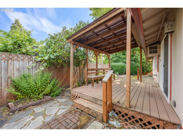2215 PRINCETON Dr, Eugene, OR 97405