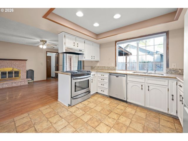 2215 PRINCETON Dr, Eugene, OR 97405
