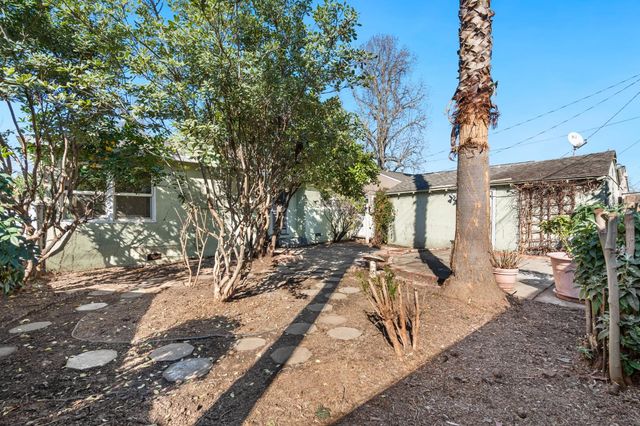 2621 12th St, Sacramento, CA 95818