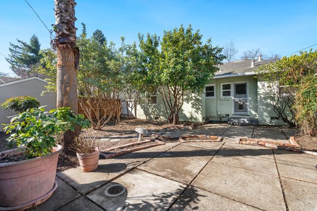 2621 12th St, Sacramento, CA 95818